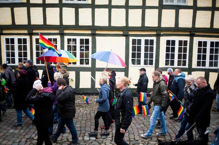 Mange var lige tumlet ud af de sponsorerede busser fra København og Aarhus, andre ankom i bil, men mange også lokale fra Mariager og omegn fulgte trop bag de mange flag i regnbuens kulører. 