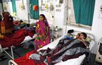 Tragedie. 83 fattige kvinder i Bilaspur i det østlige Indien modtog i lørdages omkring 60 kroner for at lade sig sterilisere. Nu er 13 af dem døde. 
