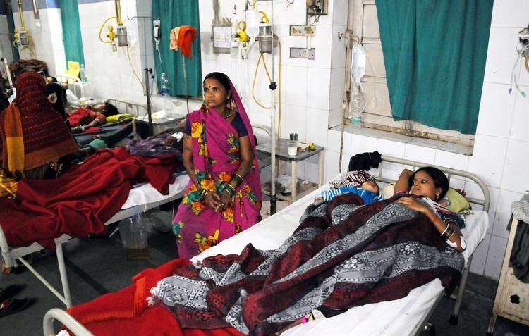 Tragedie. 83 fattige kvinder i Bilaspur i det østlige Indien modtog i lørdages omkring 60 kroner for at lade sig sterilisere. Nu er 13 af dem døde. 