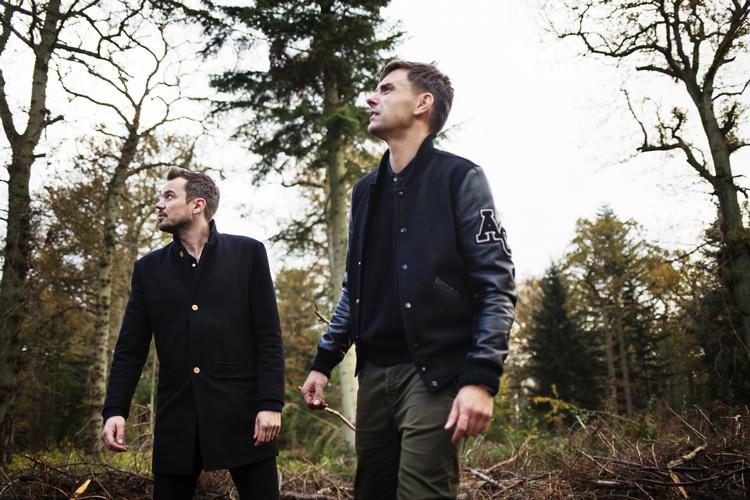 ordglade. Sproget er en sjov knap, man kan dreje på for makkerparret De Eneste To, Simon Kvamm (th.) og Peter Sommer) på deres andet album. 