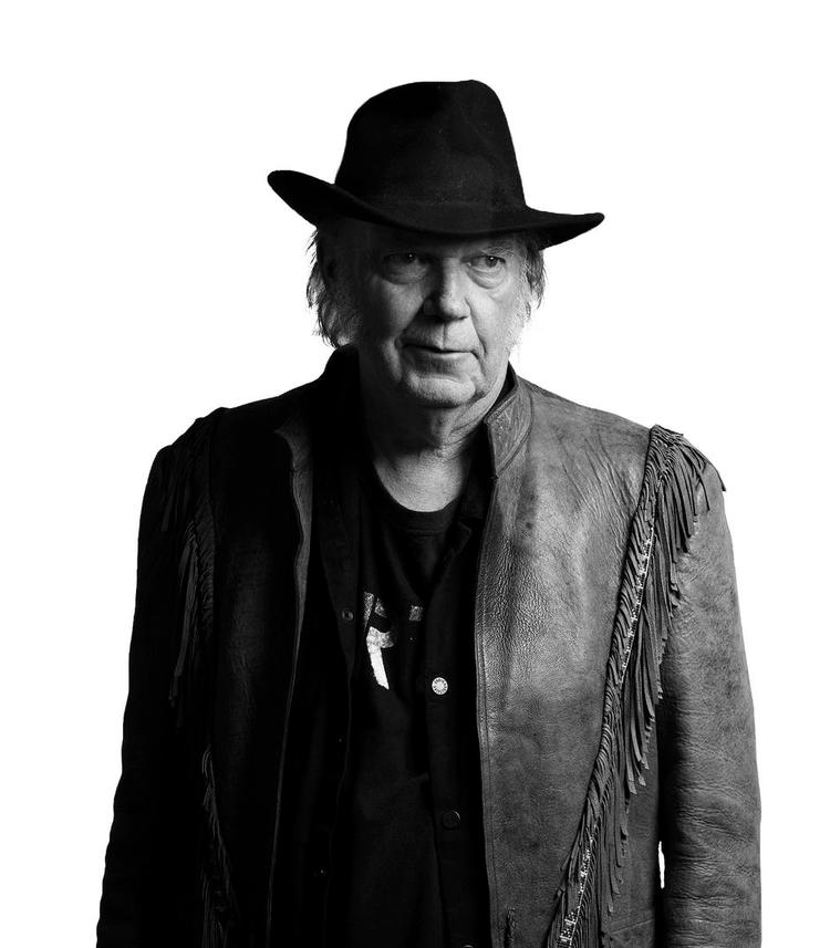 Grøn. 'Silvertone' er domineret af Youngs to aktuelle hjertesager, miljøet og skilsmissen. 