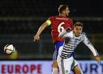 london-møde. Branislav Ivanovic (tv), som til daglig spiller i Chelsea, får ikke fat i bolden før Christian Eriksen, der normalt tørner ud for Tottenham. 