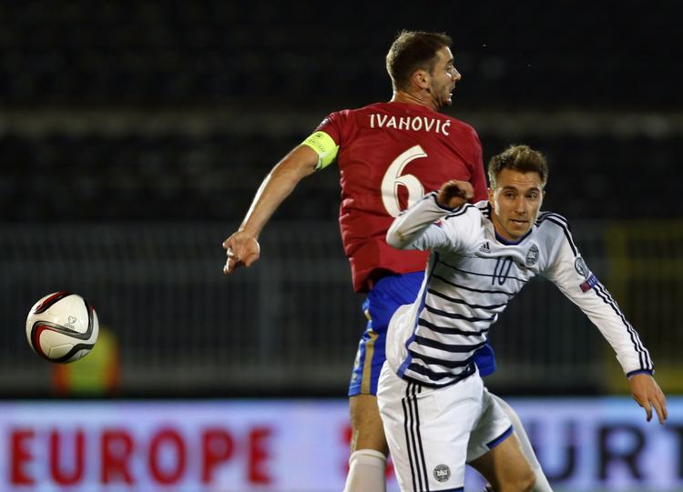 london-møde. Branislav Ivanovic (tv), som til daglig spiller i Chelsea, får ikke fat i bolden før Christian Eriksen, der normalt tørner ud for Tottenham. 