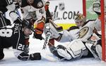 keeper. Frederik Andersen (th) redder et forsøg fra Los Angeles Kings' Jarret Stoll. 