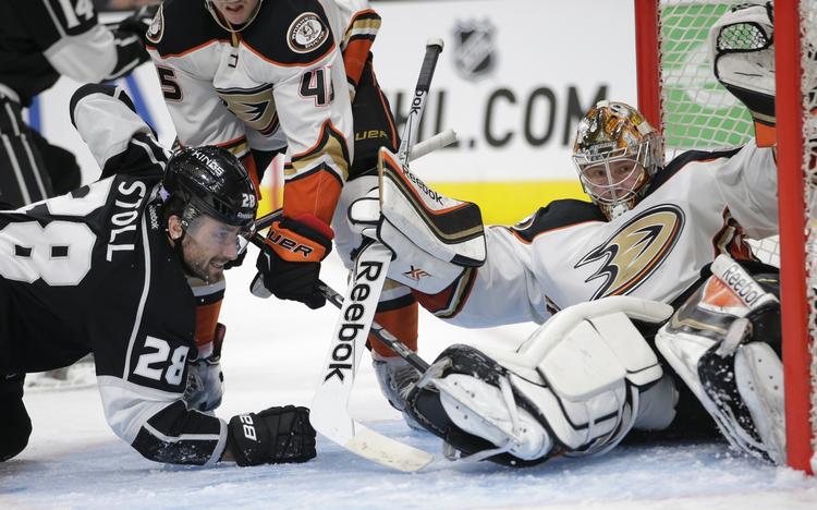 keeper. Frederik Andersen (th) redder et forsøg fra Los Angeles Kings' Jarret Stoll. 