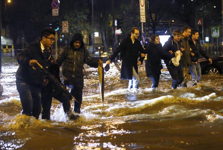 Oversvømmelser. I Italien har to personer mistet livet under det voldsomme efterårsvejr. 