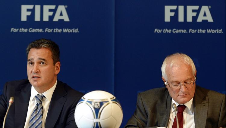 afvist. Den amerikanske advokat og tidligere mafia-jæger, Michael Garcia (tv), kunne ikke genkende sin egen rapport om korruption i Fifas budrunde til VM 2018 og 2022 i det resumé, som formand for Fifas etiske komité, Hans-Joachim Eckert (th), fremlagde. 