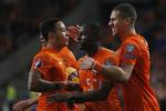 De hollandske spillere fejrer målet til 4-0, der blev sat ind af forsvarsspilleren Jeffrey Bruma. 