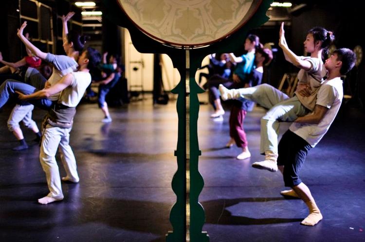 Tap E. Dansehallerne råder over tre scener til moderne dans og er fast base for flere dansekompagnier blandt andre Dansk Danseteater. 