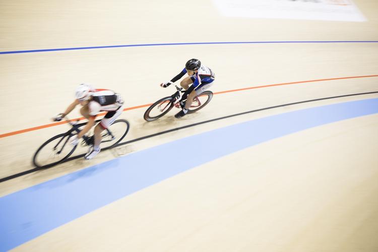 Kristian Siig Hessel (forrest) og Cykelbane. Marcus Sander Hansen afprøver underlaget på den nye cykelbane, der lige mangler den sidste finish, før den er helt færdig. 