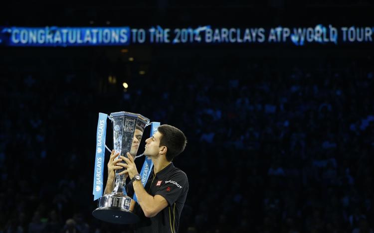 Vinder. »Dette trofæ er juvelen i sæsonen«, siger Novak Djokovic. 