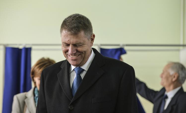 Den 55-årige Klaus Iohannis er konservativ og fra Rumæniens tysksprogede mindretal. 