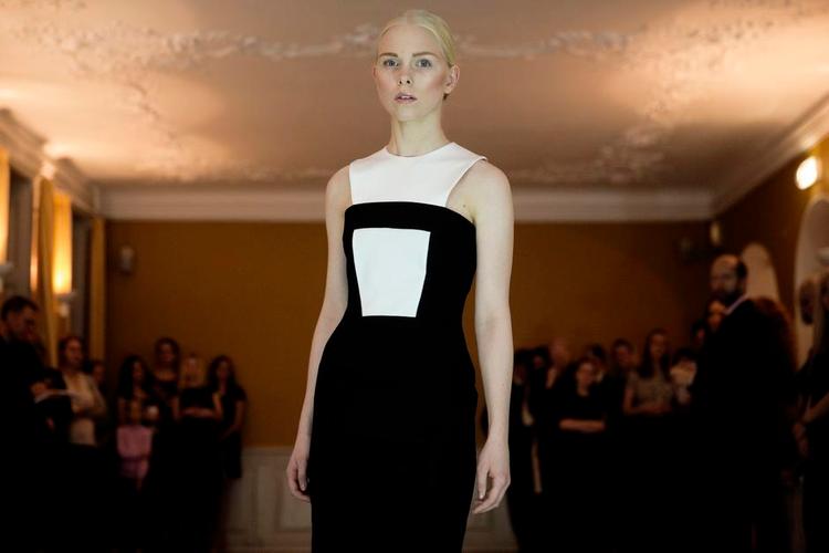 Ukrainsk. Traditionelt er ukrainsk tøj rigt på print og kulør, men Demi Domanoff viste masser af sort og hvidt tøj i Salon Ks velgørenhedsmodearrangement i København. 