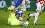 Veteranmålmand Gianluigi Buffon kunne ikke trække på sin erfaring mod Kroatien. I hvert fald var han skyld i kroaternes udligning og var tæt på at lukke endnu et mål ind. 
