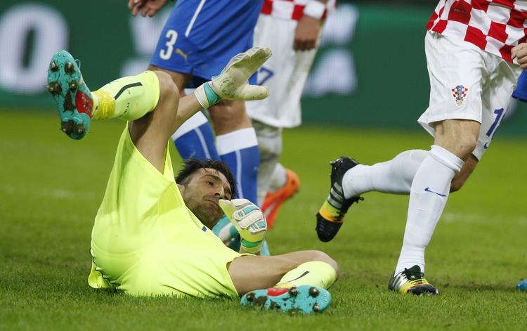 Veteranmålmand Gianluigi Buffon kunne ikke trække på sin erfaring mod Kroatien. I hvert fald var han skyld i kroaternes udligning og var tæt på at lukke endnu et mål ind. 