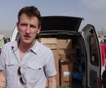 Henrettet. Peter Kassig foran en bil med nødhjælp til syriske flygtninge. Amerikaneren blev taget til fange og siden henrettet af Islamisk Stat. 