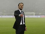Fankultur. Den kroatiske landstræner Niko Kovac taler med kroatiske tilskuere, efter at kampen mod Italien blev afbrudt på grund af fyrværkeri på banen. 