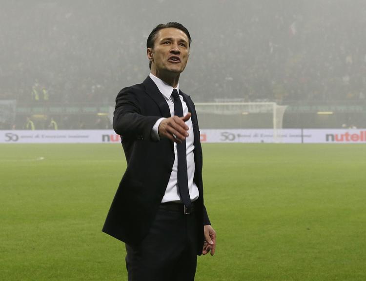 Fankultur. Den kroatiske landstræner Niko Kovac taler med kroatiske tilskuere, efter at kampen mod Italien blev afbrudt på grund af fyrværkeri på banen. 