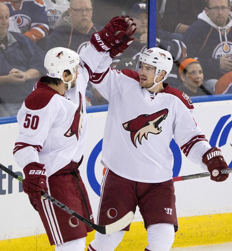 High-five. Antoine Vermette (nr. 50) og Mikkel Bødker juble rom 2-1-scoringen. 