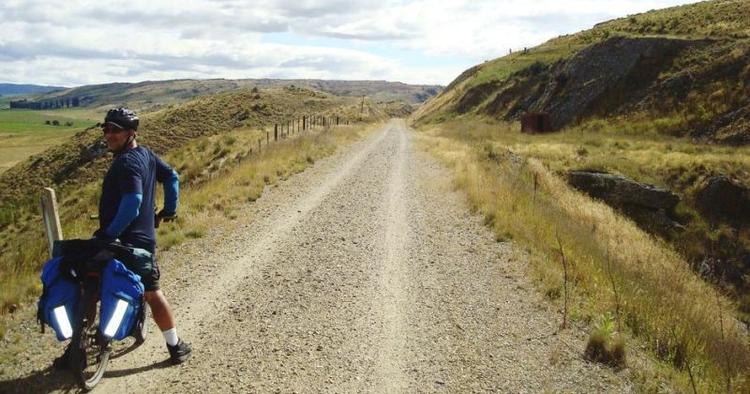 Genganger. Mere end 10.000 cyklister ruller hvert år ud på Otago Central Rail Trail. Britiske Faisel er en af dem, der har taget turen flere gange. 
