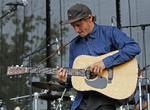Lyd. Den 27-årige Ben Howard kan sit folkfingerspil på den akustiske guitar. Det benytter han her under  en koncert på Bonnaroo Music and Arts Festival i USA. 