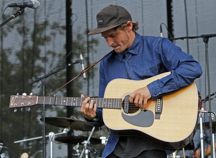 Lyd. Den 27-årige Ben Howard kan sit folkfingerspil på den akustiske guitar. Det benytter han her under  en koncert på Bonnaroo Music and Arts Festival i USA. 