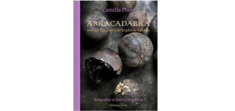Abracadabra. Faktisk formår Camilla Plum med sin 'Abracadabra' næsten at få kogebogens sider til at dufte indbydende af de krydderier, hun skildrer. Men hun bliver også hjulpet godt på vej af den svenskfødte fotograf Anne-Li Engström, der med sine fotos næsten får siderne til at vibrere af lyst, lyder det i anmeldelsen. 