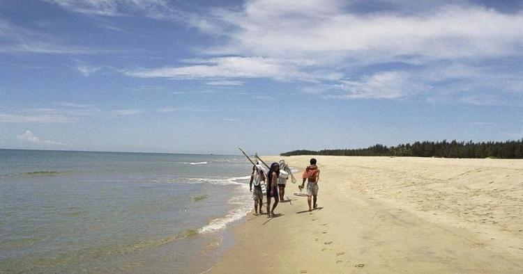 Strandliv. Vietnam er et af de lande, danskerne valfarter til især i vinterhalvåret. Uberørte strande som her ved Hoi An lokker eventyrlystne til. Arkivfoto: Rasmus Baaner 