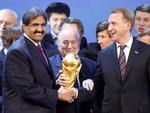 bestikkelsesmistanker. Smilene var brede, da Fifa-præsident Sepp Blatter (midt) i 2010 tildelte VM-værtsroller til Qatar og Rusland. 