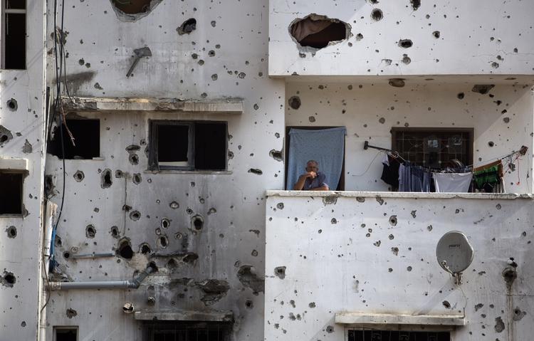 GAZA. Mand på balkon i Gaza efter sommerens krig mellem palæstinenserne og Israel. Nu vil FN's leder have opklaret, hvorfor der var skjulte våbenlagre på nogle FN-skoler. 