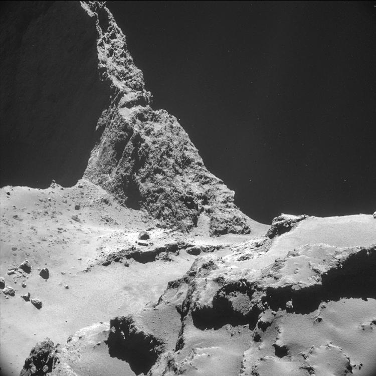 ISKLUMP. Rosetta har sendt dette foto af kometens overflade hjem til Jorden. Men den har også opfanget lyde fra kometen. 