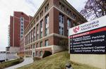 Virus. Hospitalet i Nebraska i USA, hvor den ebolasmittede læge har været isoleret frem til sin død. 