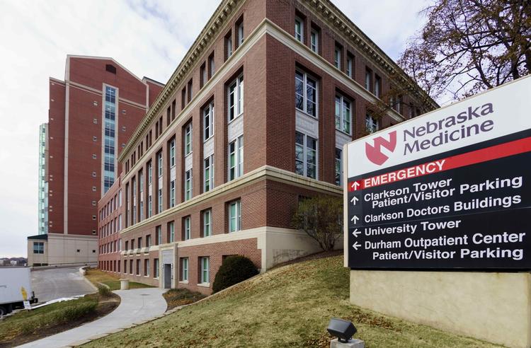 Virus. Hospitalet i Nebraska i USA, hvor den ebolasmittede læge har været isoleret frem til sin død. 
