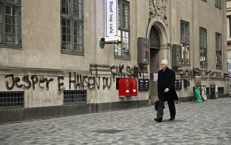 Graffiti. Politiet kan ikke finden den eller de gerningsmænd, der for to uger siden skrev: »26 år er gået. Jesper E. Hansen du fik som fortjent dit strisersvin« på Post &amp; Tele Museum i København. 