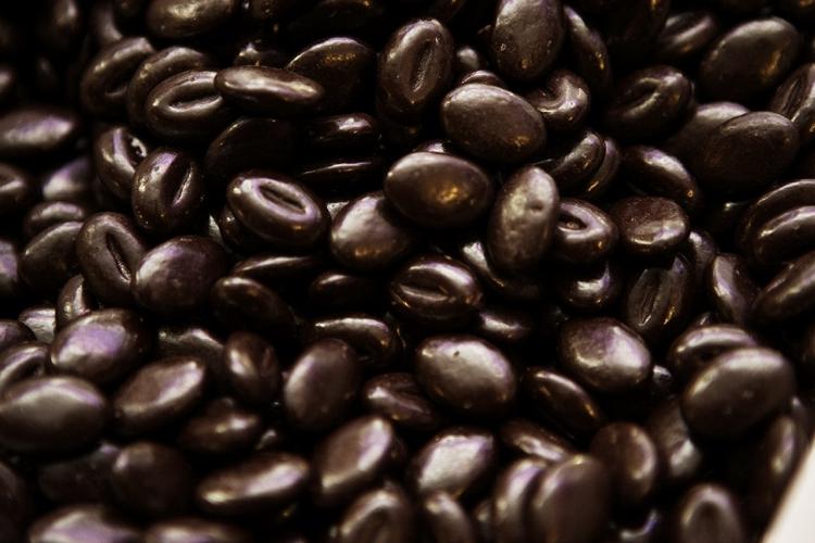 Mangelvare. Vejen fra kakaobønne til chokoladebar er længere end nogensinde før. Vi spiser ganske enkelt chokoladen hurtigere, end bønnerne kan nå at blive til chokolade. 