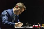 remis. Magnus Carlsen spillede flot offensivt, mens Viswanathan Anand forsvarede sig lige så imponerende i syvende parti af VM-opgøret i Rusland. 