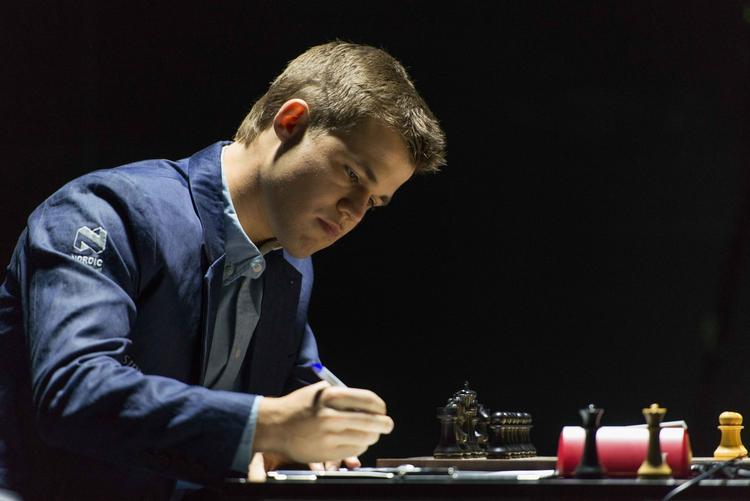 remis. Magnus Carlsen spillede flot offensivt, mens Viswanathan Anand forsvarede sig lige så imponerende i syvende parti af VM-opgøret i Rusland. 