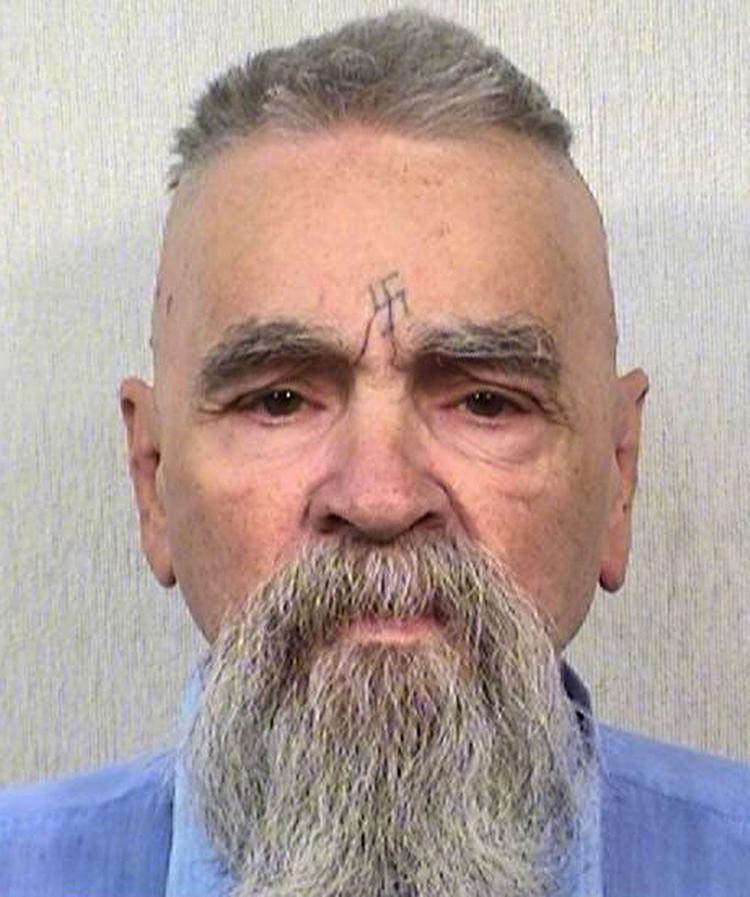 Afsoner. Foto fra oktober af den 80-årige dømte drabsmand og forhenværende kultleder Charles Manson med hagekors tatoveret i panden. 