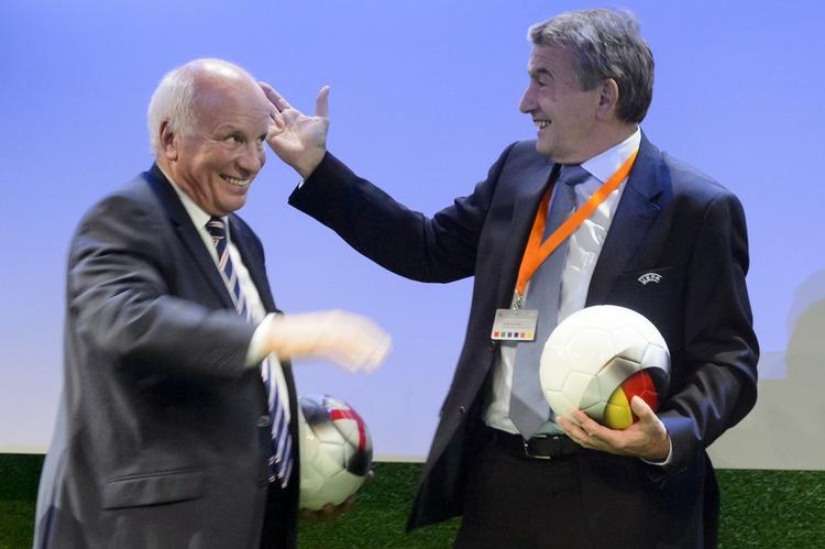 Allierede. Engelske Greg Dyke (tv) hører sammen med den tyske fodboldboss Wolfgang Niersbach (tv) til den voksende Fifa-kritiske fløj i Uefa. 