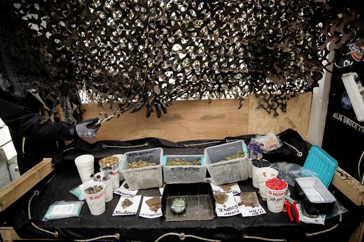 HVIDVASK. Store summer, tjent på hashhandel på Christiania og narkotika er blevet hvidvasket på et vekselbureau på Nørrebro, mener politiet. Her et arkivfoto fra fristadens aktive hashboder i Pusher Street. 
