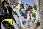 Terror. Israelske redningsarbejdere vasker blodstænk væk efter dagens angreb på en synagoge, hvor fire bedende og de to gerningsmænd blev dræbt. 