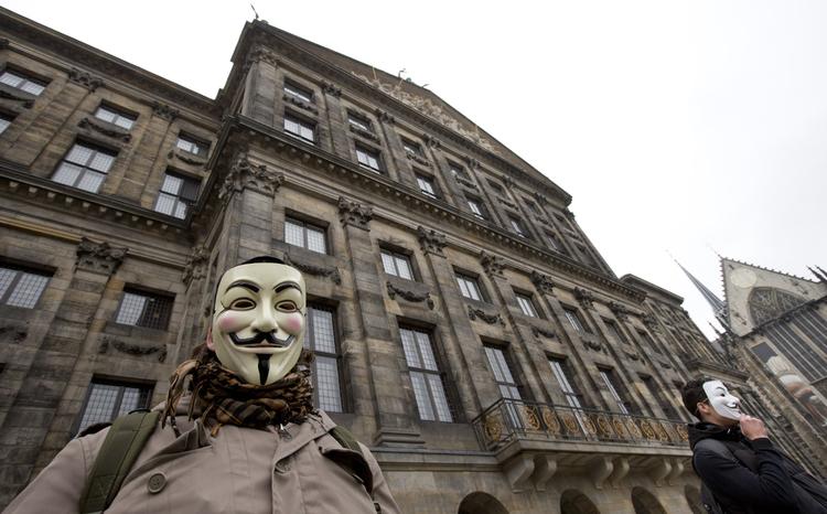 HACKET. Internetaktivisterne Anonymous har blæst til kamp mod Ku Klux Klan i forbindelse med retssagen mod en politibetjent, der skød og dræbte en afroamerikansk dreng. 