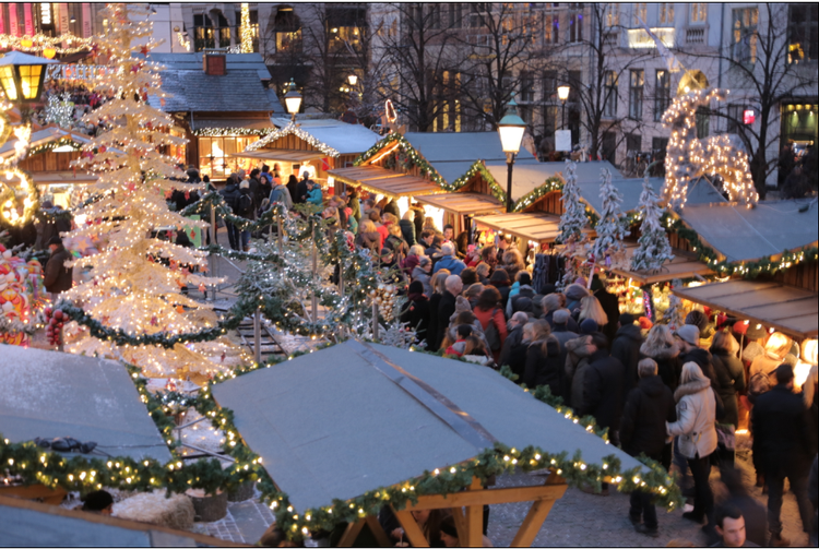 Glühwein. Der er julemarked på blandt andet Højbro Plads helt frem til jul. 