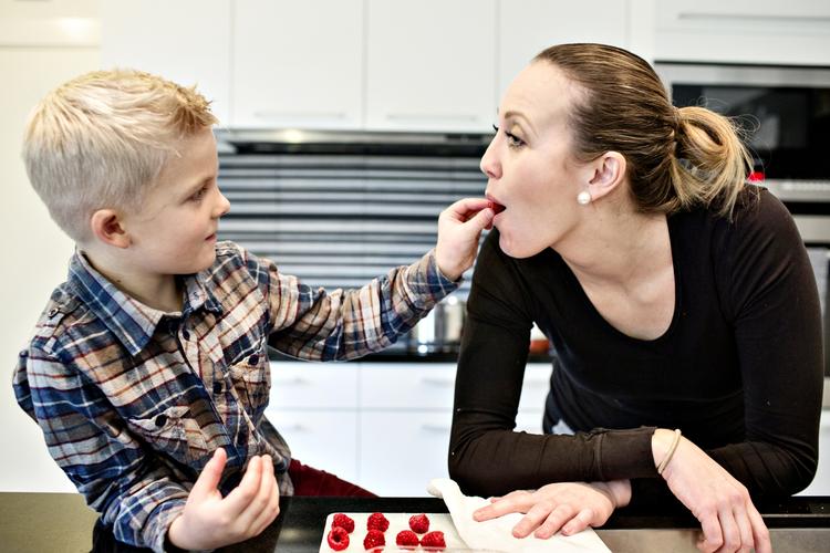 Behandling. »Oliver fik så meget penicillin, at han kaldte det snaps, fordi det blev drukket af et lille bærger. Det blev simpelthen en del af hverdagen«, siger hans mor Katja Richter Olsen. 