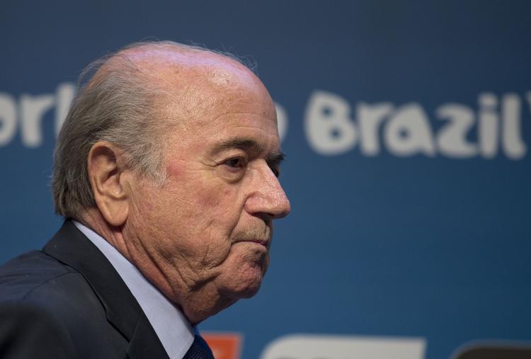 Magtfuld. Sepp Blatter er i modvind i store dele af Europa, men har støtte en lang række andre steder fra. Det er derfor særdeles tvivlsomt, om en Uefa-kandidat kan vippe ham af Fifa-pinden næste år. 