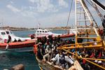 Ankomst. En båd med migranter ankommer til havnen i den italienske by Lampedusa, efter at den er blevet opbragt af den italienske kystvagt. Nu afslutter Italien Mare Nostrum-aktionen, der har udført patruljer tæt på Afrikas kyster. 
