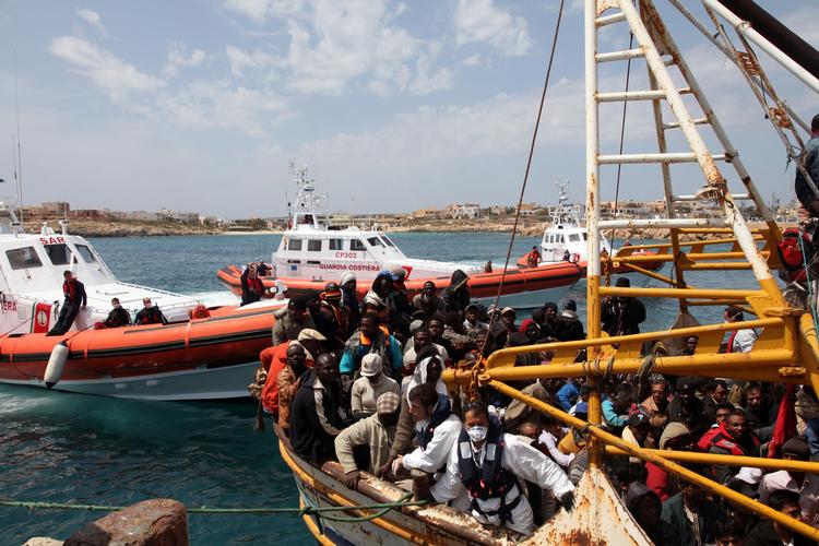 Ankomst. En båd med migranter ankommer til havnen i den italienske by Lampedusa, efter at den er blevet opbragt af den italienske kystvagt. Nu afslutter Italien Mare Nostrum-aktionen, der har udført patruljer tæt på Afrikas kyster. 