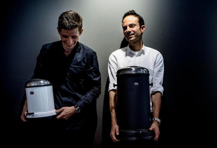 Arven. Direktør Kasper Egelund (til højre) og chefdesigner Morten Bo Jensen med Vipp-spanden anno 2014. Spanden har kun ændret sig minimalt fra originalspanden fra 1939, som Kasper Egelunds morfar lavede. Nu overfører de »spandens DNA« til andre produkter. 