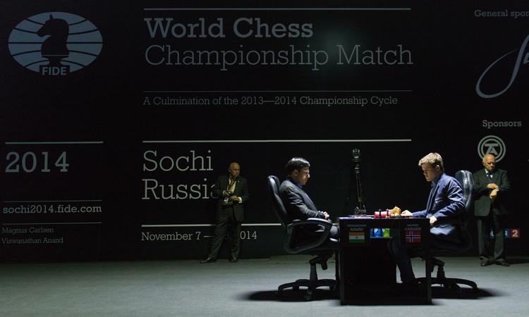 udkørte. Verdensmesteren i skak, norske Magnus Carlsen, så flere gange i ottende parti ud til at falde i søvn i kampen mod udfordreren Vishwanathan Anand. 