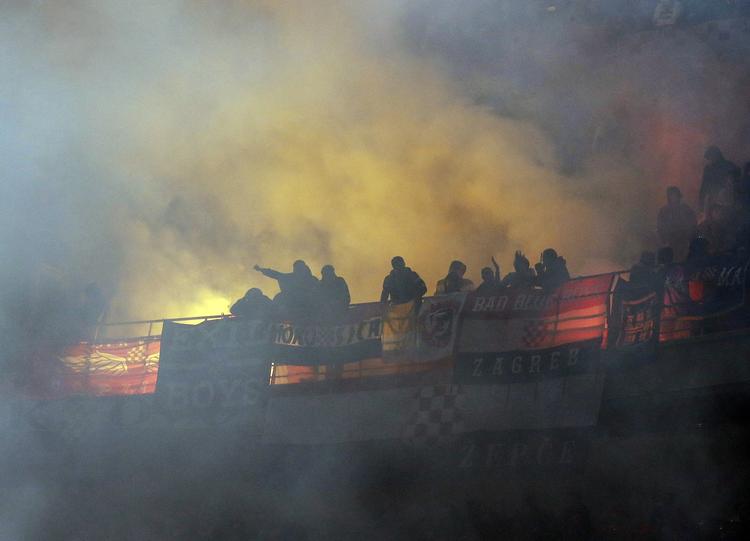 uefa-sag. Kroatiske tilskuere fyrer krudt og kanonslag af i opgøret mod Italien. 